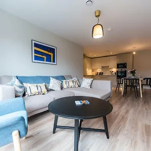 5 Star Brand New Centre Apartment